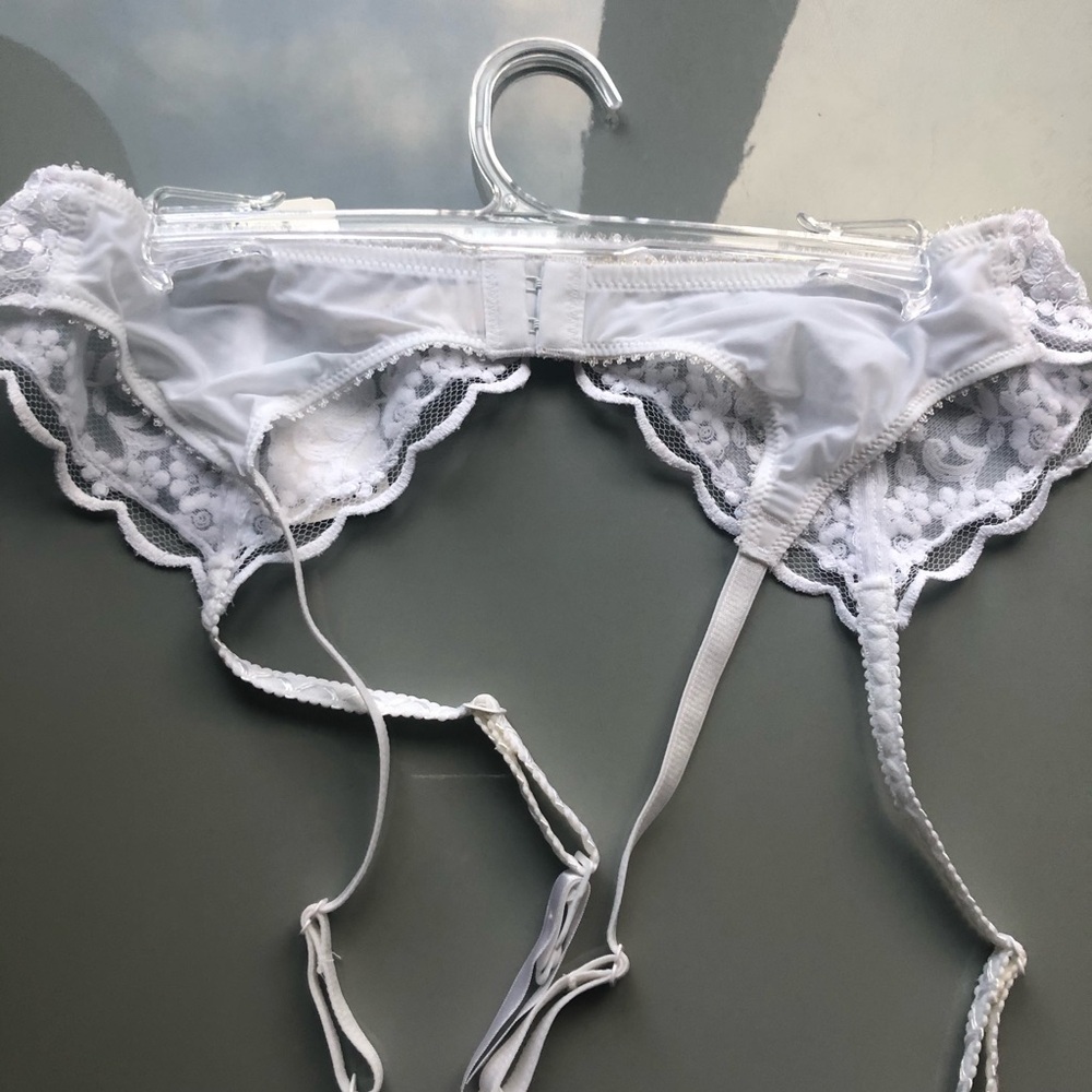 NWT Felina White Floral Lace Garter Belt - Picture 3 of 4
